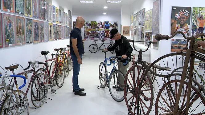 Arturo Sintes, el guardià de la memòria ciclista, inaugura una nova sala per a la seva col·lecció