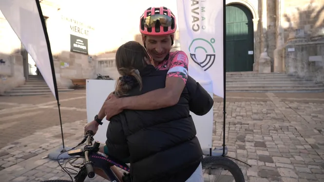 Lachlan Morton bat el rècord de la volta a Menorca en bicicleta de muntanya pel Camí de Cavalls