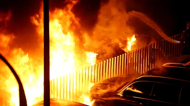 Set+cotxes+cremen+en+un+incendi+al+Terreno