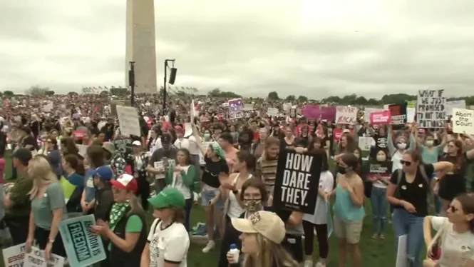 Multitudinàries protestes als Estats Units en defensa del dret a l’avortament