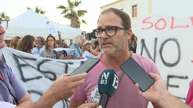 Concentració a Formentera en contra de la regulació de fondejos a l’estany des Peix