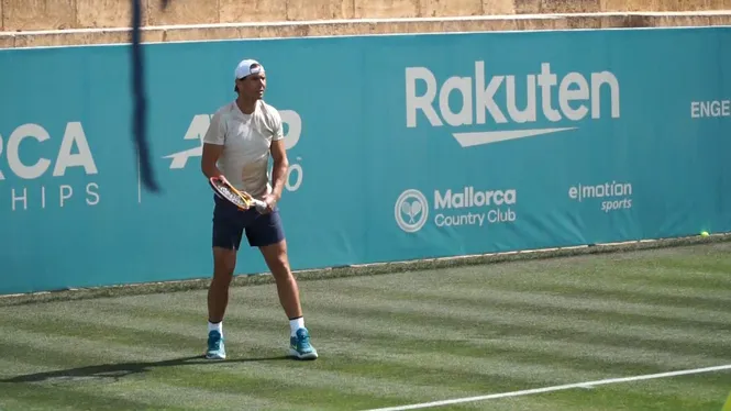 Rafel Nadal prepara Wimbledon sobre l’herba de Mallorca