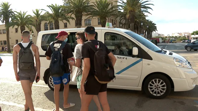 L’Associació Hotelera de Menorca i el Consell coincideixen en la necessitat que els taxis puguin operar a tota l’illa