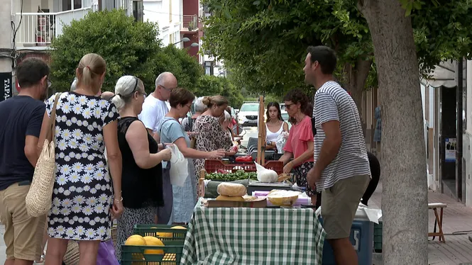 Un+estiu+amb+m%C3%A9s+visitants%2C+per%C3%B2+amb+menys+vendes+als+mercats+artesans+de+Menorca