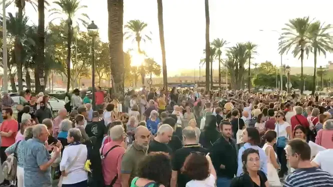 1.500 persones protesten contra el turisme massiu fent una cadena humana envoltant el Consolat de Mar