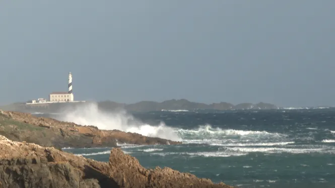El vent de Tramuntana no dona treva i continua afectant les comunicacions marítimes de Menorca