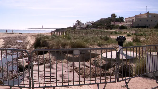 Un esvoranc impedeix l’accés a la platja de Punta Prima