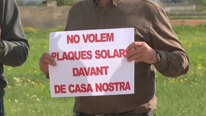 Protesta veïnal a sa Pobla contra un parc fotovoltaic devora el nucli urbà