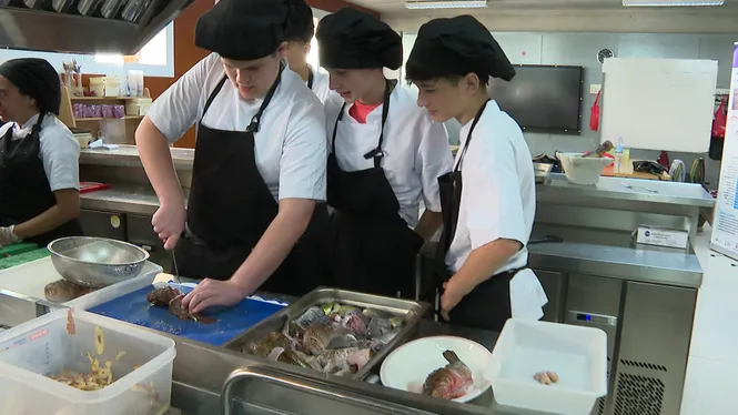 Els alumnes de cuina de l’IES Balàfia aprenen a fer un bullit de peix com el que feien els pescadors