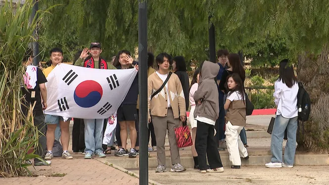 Mig centenar d’aficionats sud-coreans visiten Kang In Lee a Son Bibiloni