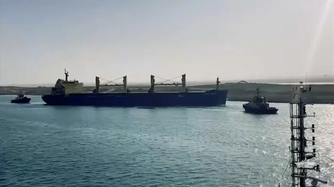 Refloten un vaixell mercantil al canal de Suez