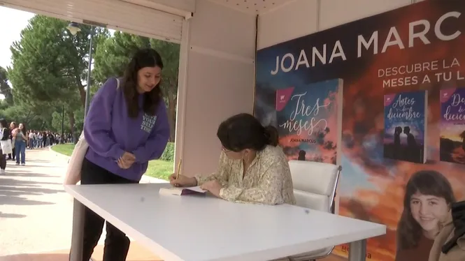 Llargues coes a Madrid per aconseguir una firma de Joana Marcús