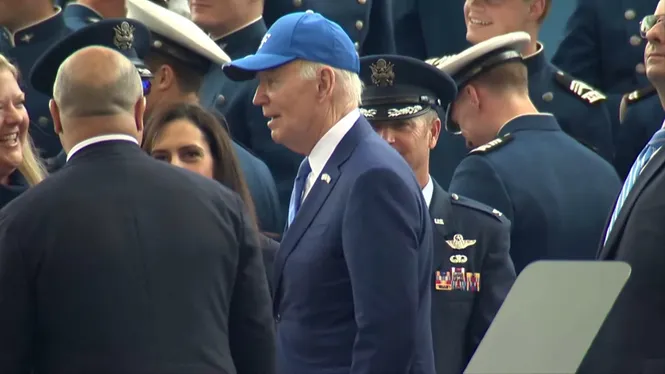 Joe Biden cau en una cerimònia de graduació de cadets
