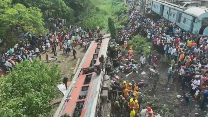 Més de 280 morts i un miler de ferits en un accident de tren a l’Índia