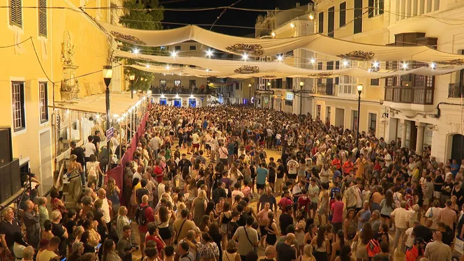 Un total de 125 caixers i cavallers protagonitzen el primer jaleo de les festes de Gràcia