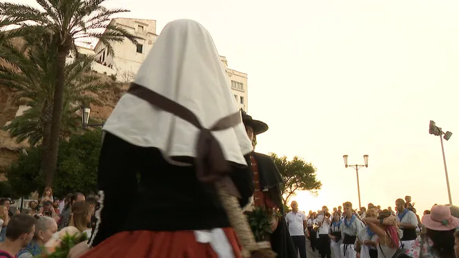 Maó acomiada les Festes de Gràcia amb la multitudinària festa al port i els focs artificials