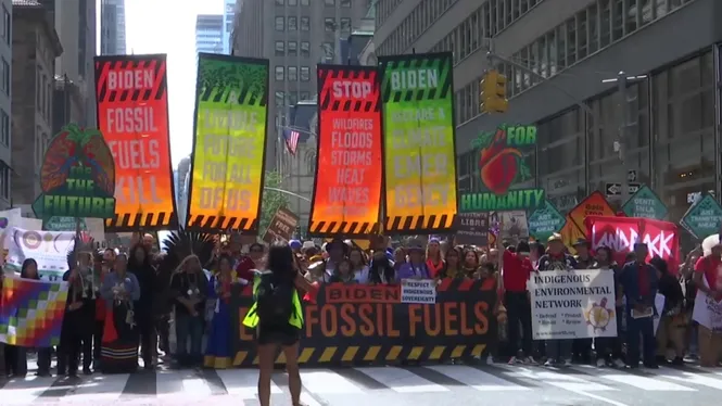 Milers de manifestants protesten a Nova York en contra dels combustibles fòssils