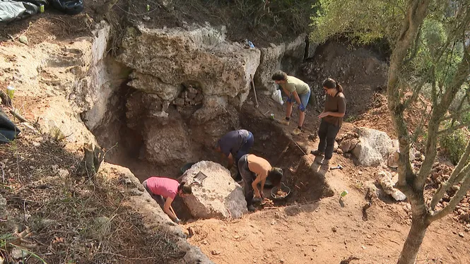 Un grup d’investigadores estudia els espais fins ara inexplorats de la necròpolis de Cales Coves