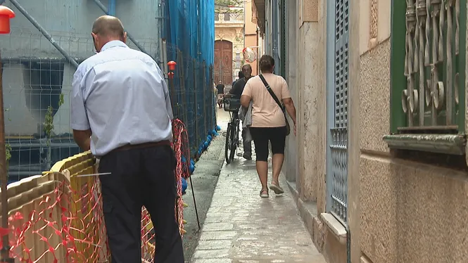 Obrin el pas de vianants del carrer del Teatre Defensora Sollerense