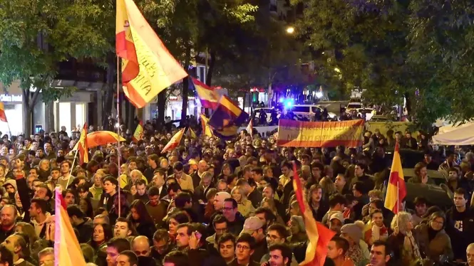 Centenars de persones protesten a les portes de la seu nacional del PSOE per l’acord dels socialistes amb ERC i la futura llei d’amnistia