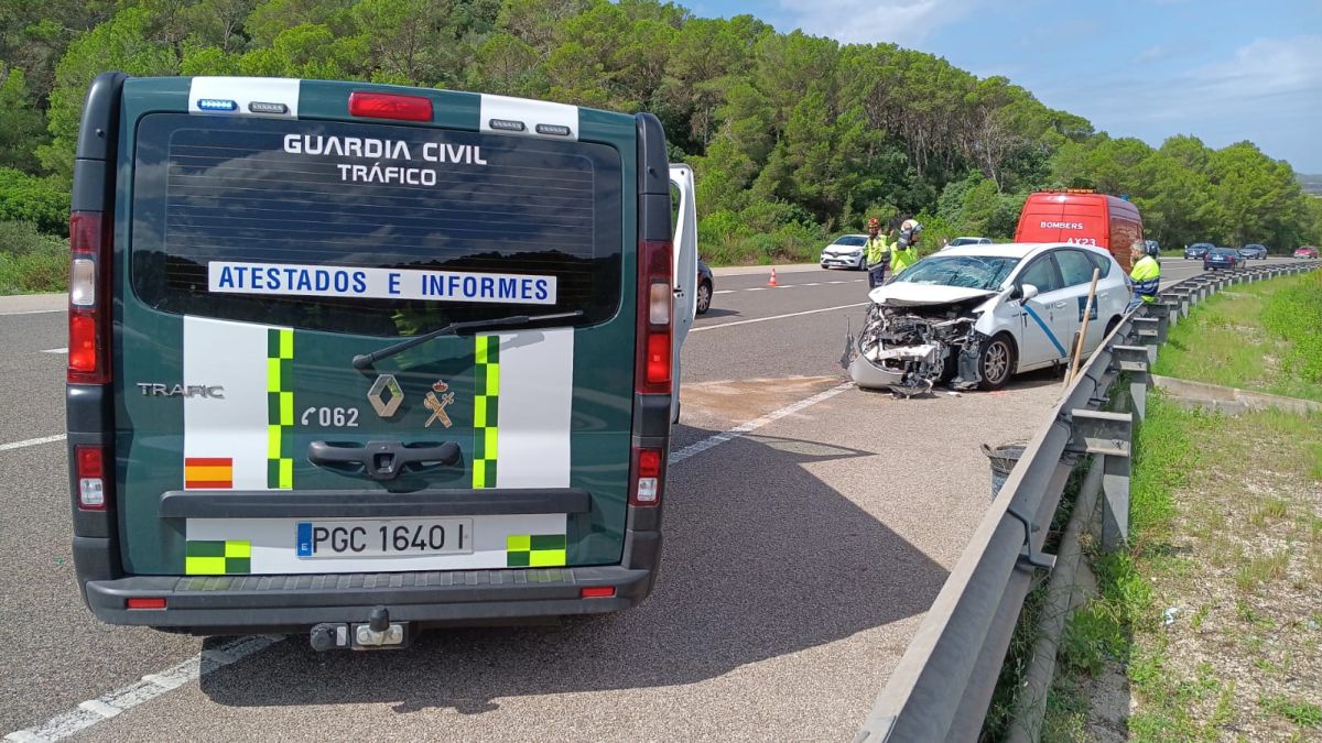 Una dona morta i diversos ferits en un accident entre un taxi i un turisme a la carretera de Menorca