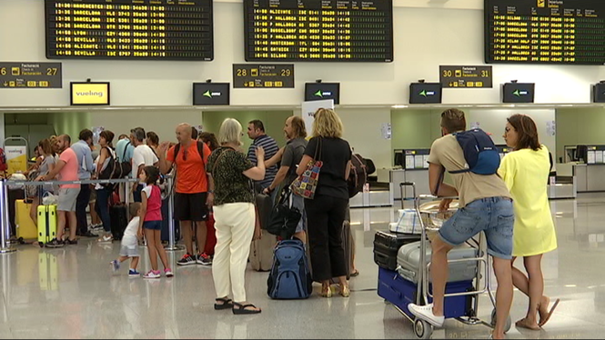 L’Aeroport de Menorca rep més passatgers malgrat la fallida de Monarch