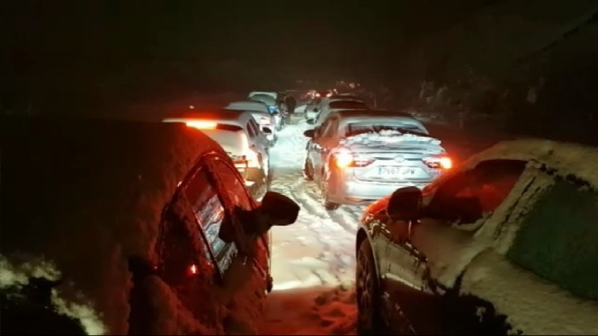 Milers+de+persones+passen+la+nit+dins+els+seus+cotxes+per+les+fortes+nevades+a+les+carreteres