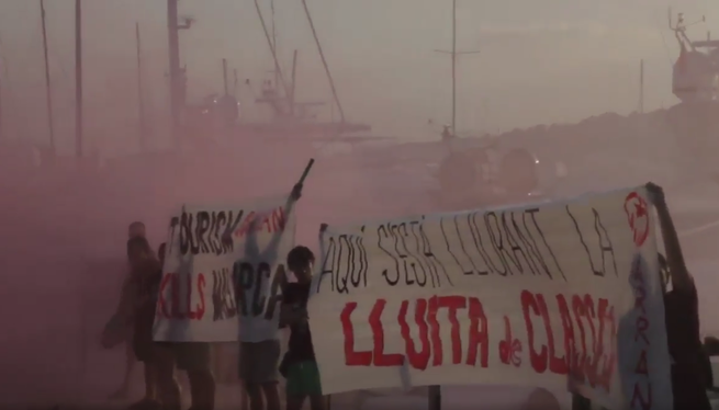 Arran realitza una acció de protesta contra el turisme massiu al port de Palma