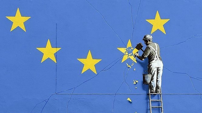 Un obrer metal·lúrgic elimina l’estrela del Regne Unit de la bandera europea, segons Banksy