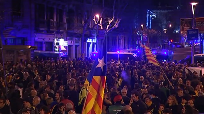 Milers de persones surten al carrer de tot Catalunya contra els empresonaments