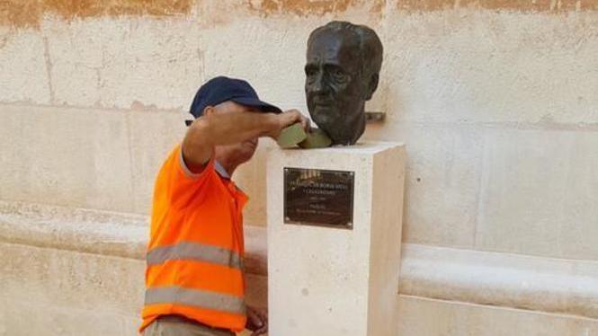 Ciutadella restitueix el bust del filòleg Borja Moll robat l’any passat