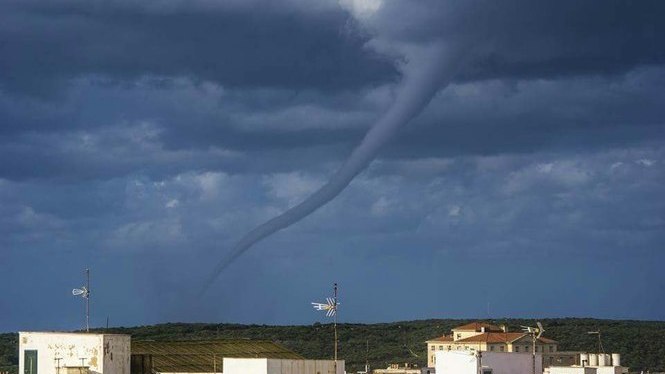 Una+gran+m%C3%A0nega+d%E2%80%99aigua+a+Punta+Prima+avan%C3%A7a+la+tempesta+a+Menorca