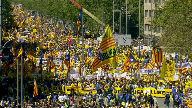 Milers+de+persones+es+manifesten+a+Barcelona+per+demanar+la+llibertat+dels+pol%C3%ADtics+empresonats