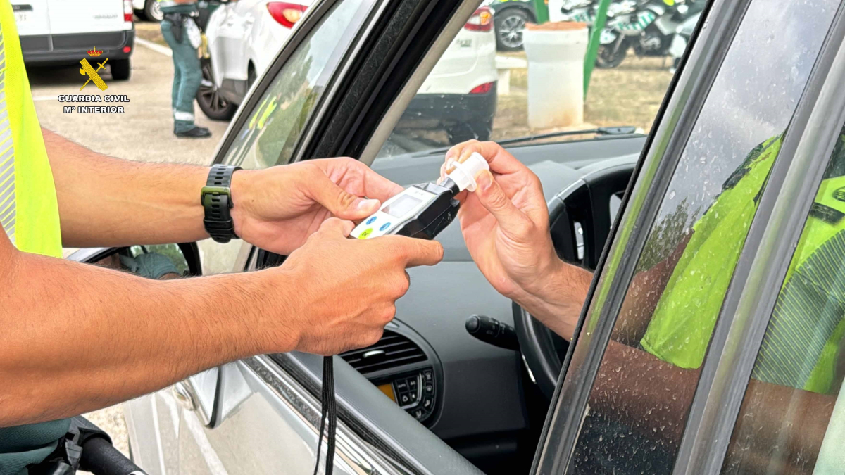 Interior vol rebaixar la taxa màxima d’alcohol a més de la meitat per a tots els conductors