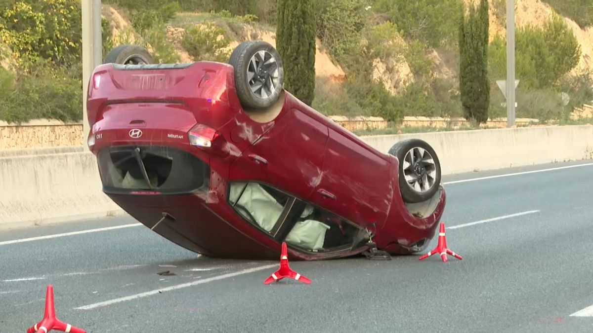 Un cotxe queda bolcat a la carretera entre Eivissa i Sant Antoni