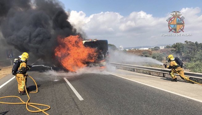 Un+autocar+de+l%E2%80%99EMT+de+Palma+s%E2%80%99incendia+aprop+de+l%E2%80%99Aeroport