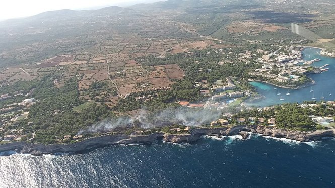 Desallotjats uns 15 habitatges per precaució per un incendi a Portopetro