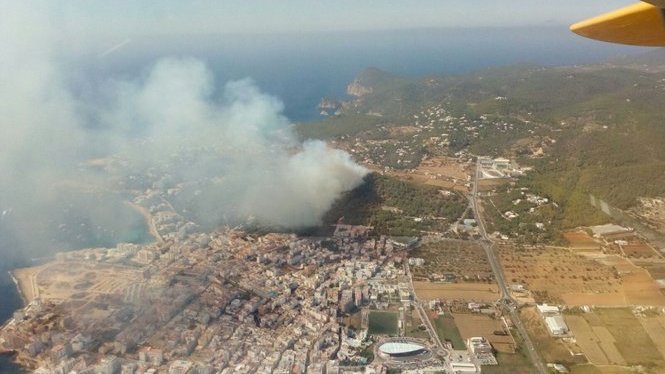 Continua+cremant+l%E2%80%99incendi+a+Cala+Graci%C3%B3%2C+a+Sant+Antoni