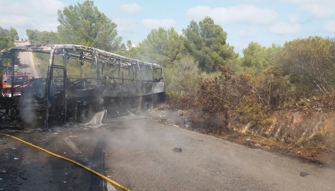 Crema un autobús i el foc s’estén al bosc de Cala Murada