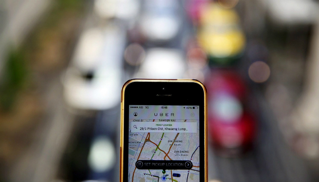 Els taxis s’organitzen contra Uber: crearan una marca blanca pionera a l’Estat