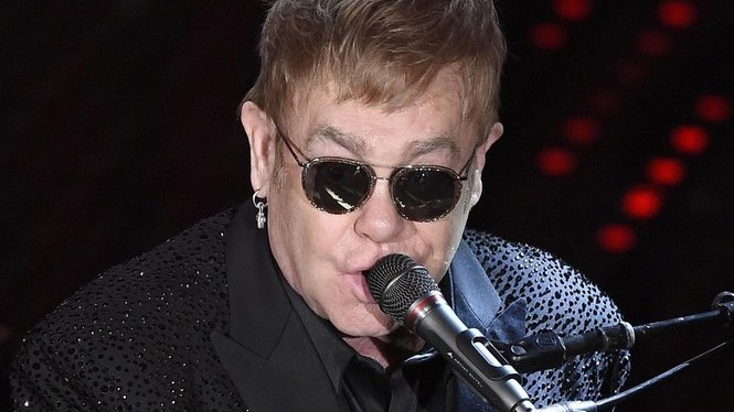 Elton John cancel·la part de la seva gira mundial per una “inusual infecció”