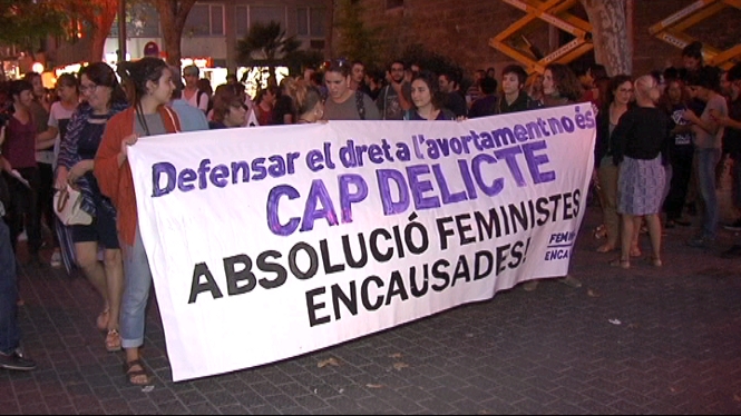 Les+feministes+imputades+plategen+un+acord+de+darrera+hora+al+Bisbat
