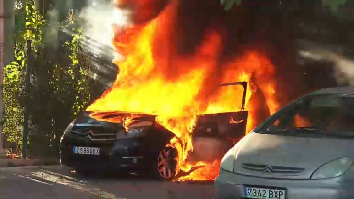 Un cotxe s’incendia a l’aparcament del poliesportiu de sa Pobla