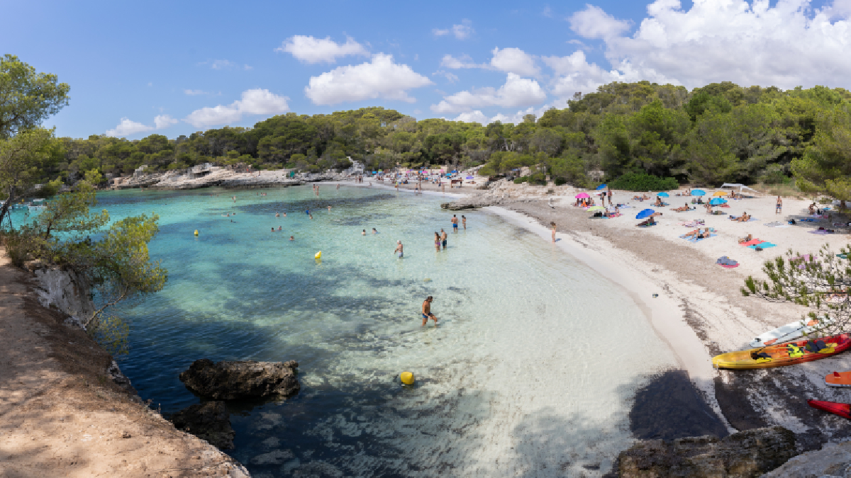 Menorca té quatre places turístiques per cada cinc residents