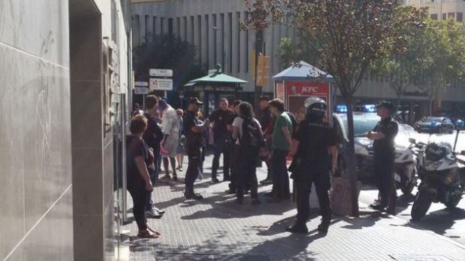 La Policia Nacional identifica uns joves que animaven els cotxes a tocar el clàxon contra el 155 a Palma
