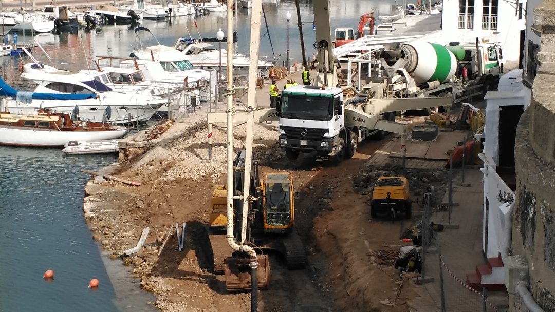 Comença la pavimentació de la zona peatonal en obres al port de Ciutadella