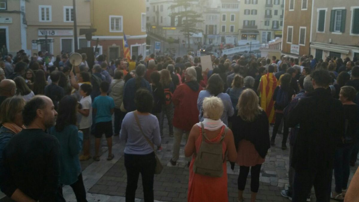 Més de 500 persones protesten a Maó contra la repressió de l’Estat a Catalunya