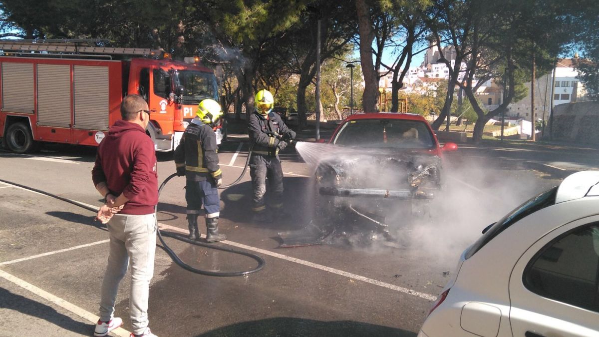 Un incendi al barri de Dalt Sa Quintana, Ciutadella, deixa un cotxe calcinat
