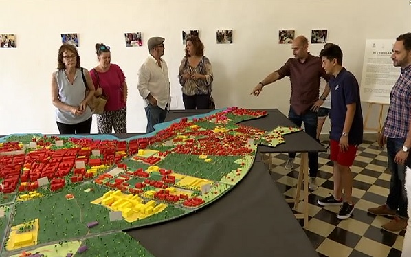 450 boixos de Vila creen una gran maqueta de la ciutat