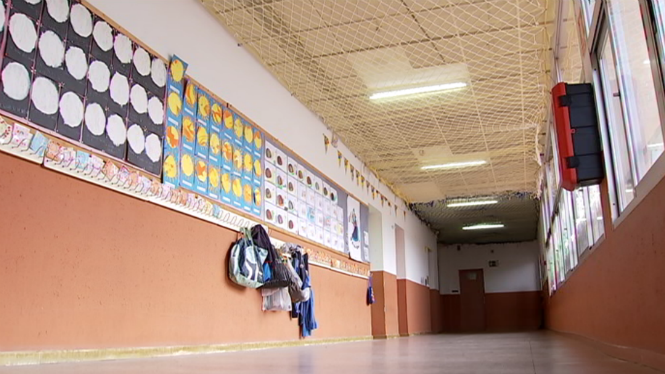 Una malla protegirà el fals sostre de l’escola Sant Isabel de Palma fins a l’estiu
